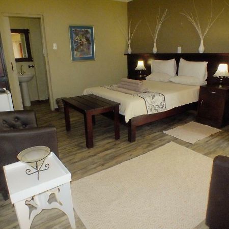 Uzuri Guesthouse Cc Windhoek Bagian luar foto