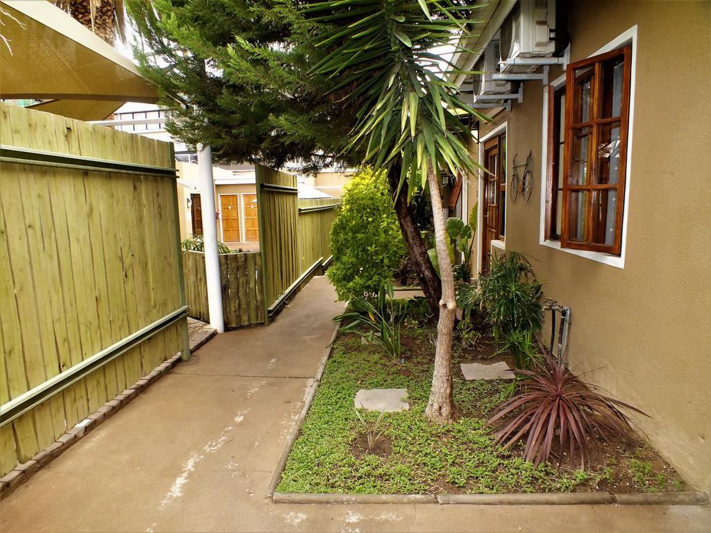 Uzuri Guesthouse Cc Windhoek Bagian luar foto