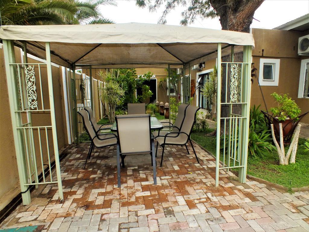 Uzuri Guesthouse Cc Windhoek Bagian luar foto
