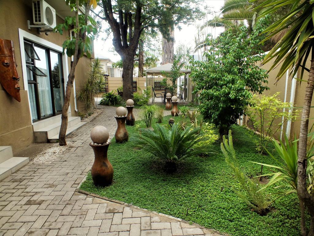 Uzuri Guesthouse Cc Windhoek Bagian luar foto